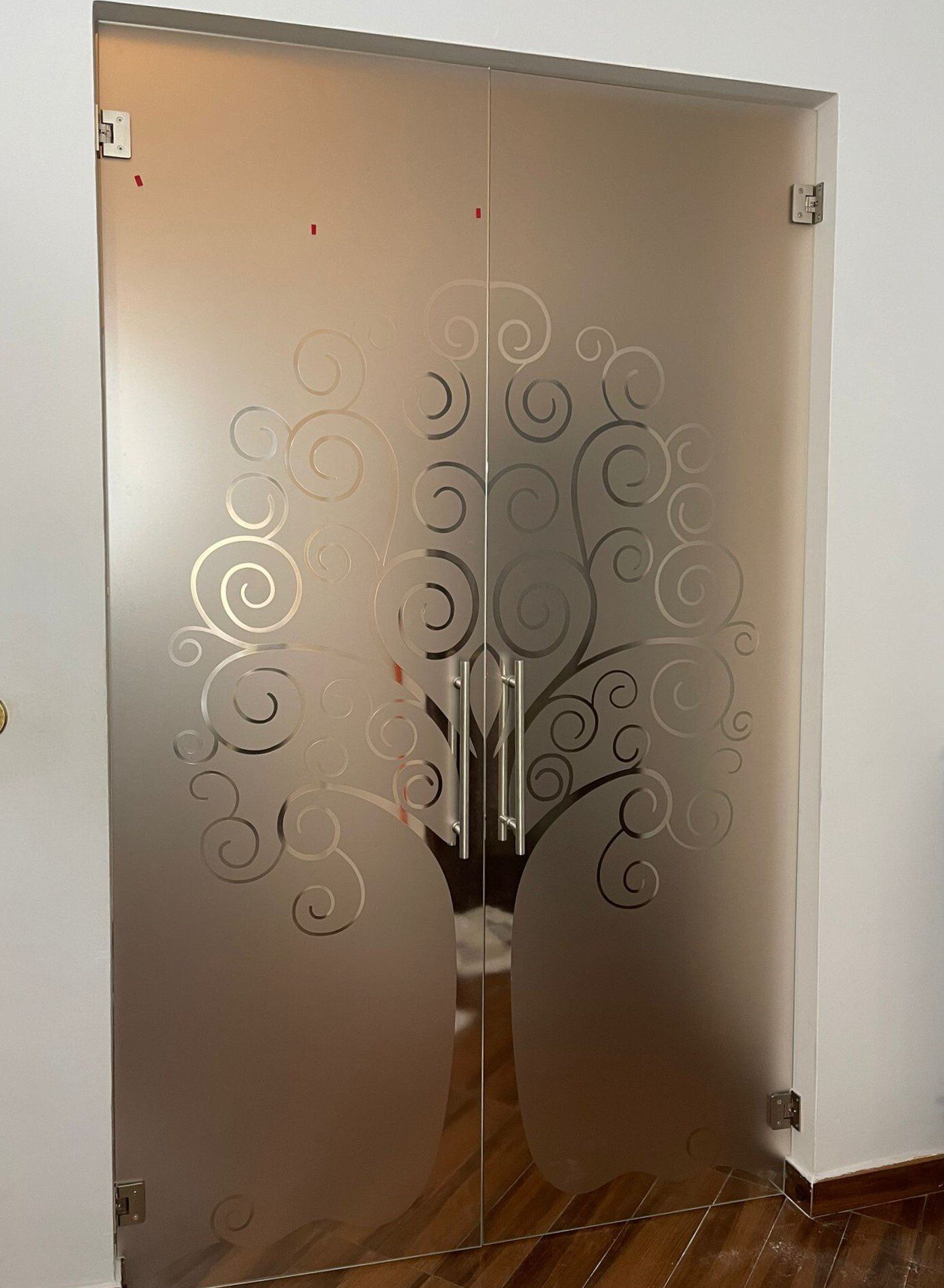porta in vetro satinato con albero decorato