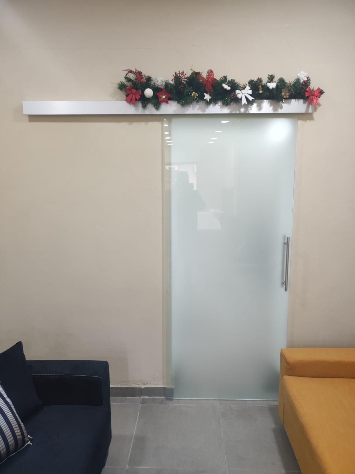 Porta scorrevole in vetro