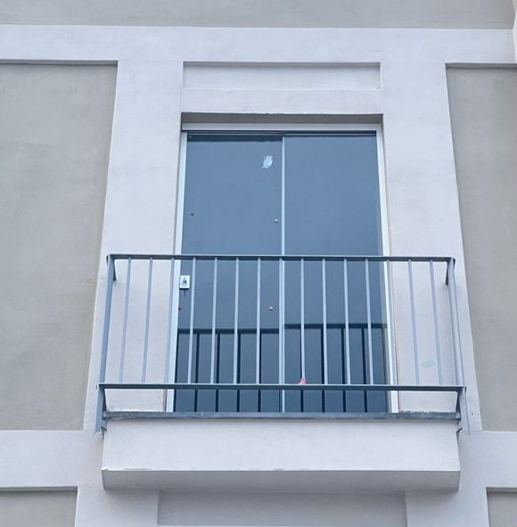 Porta vetrata a due ante su balcone