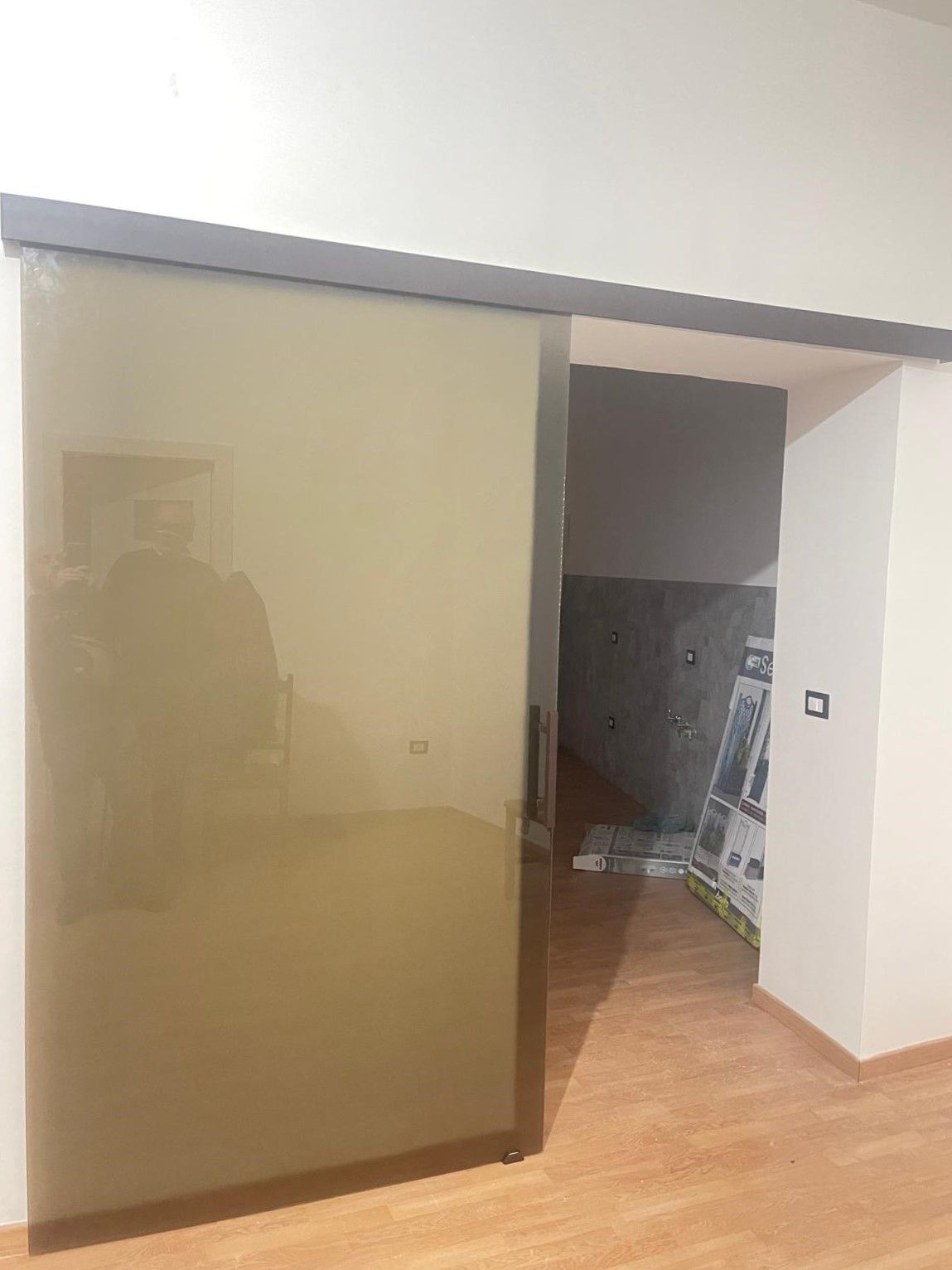 Porta scorrevole in vetro