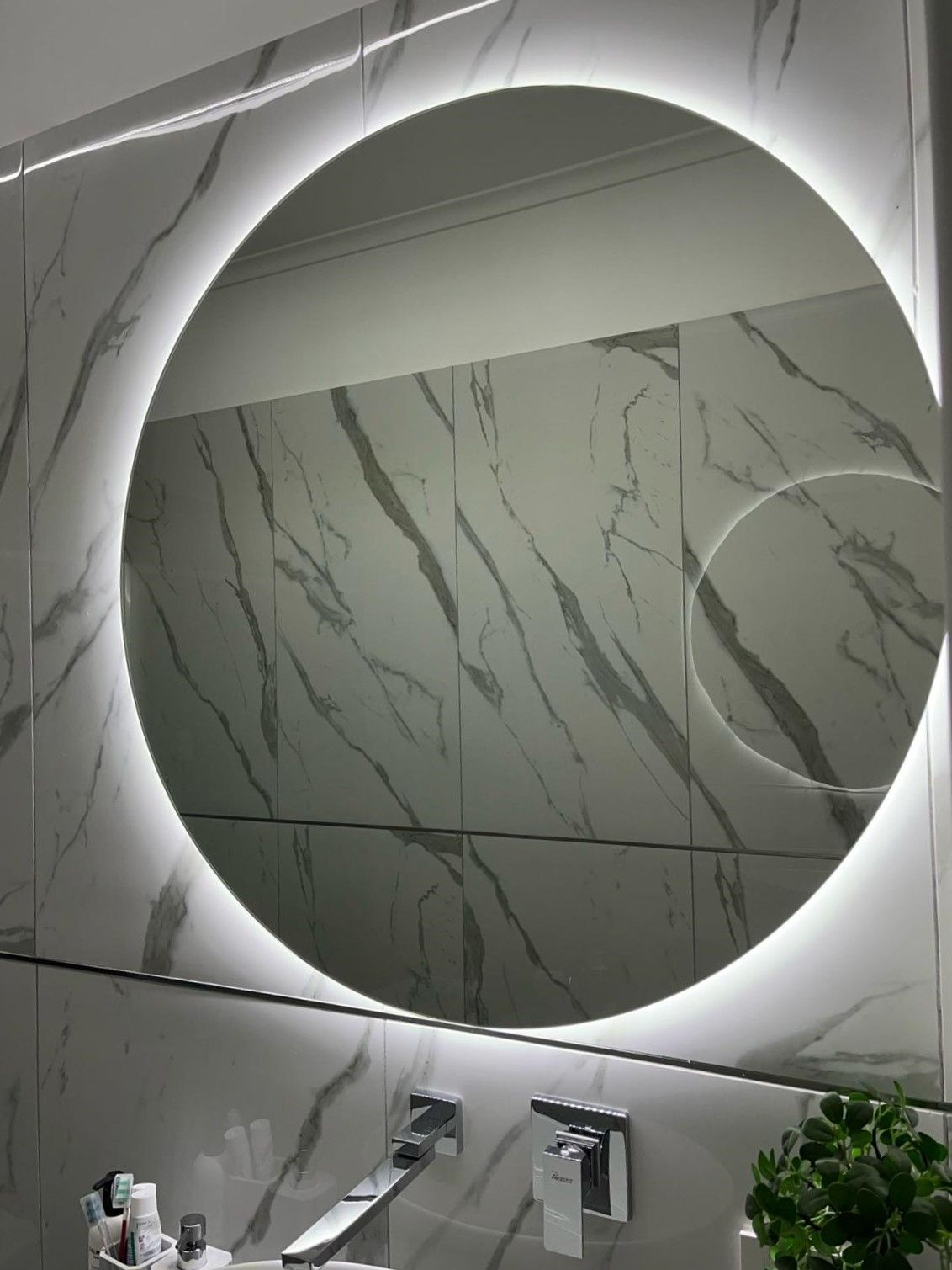 Specchiiera rotnda retroilluminata per bagno