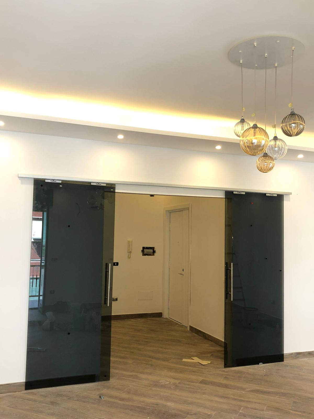 porta scorrevole in vetro