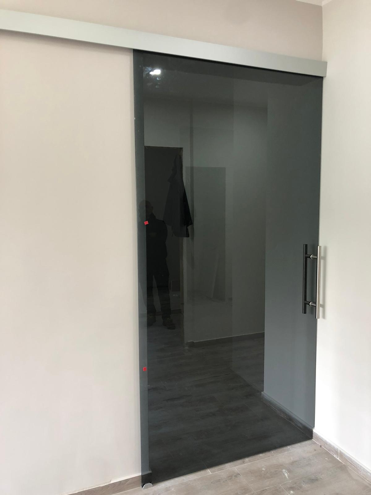 porta scorrevole di vetro