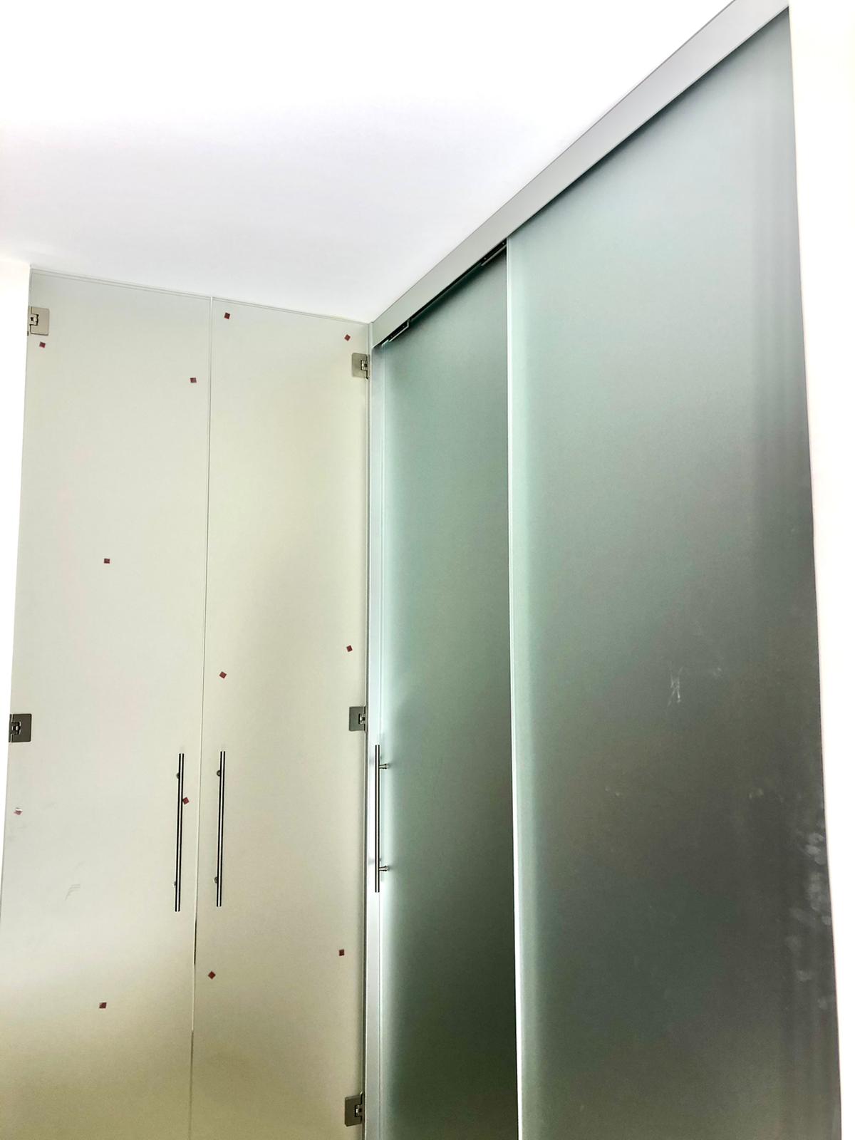 porta scorrevole in vetro