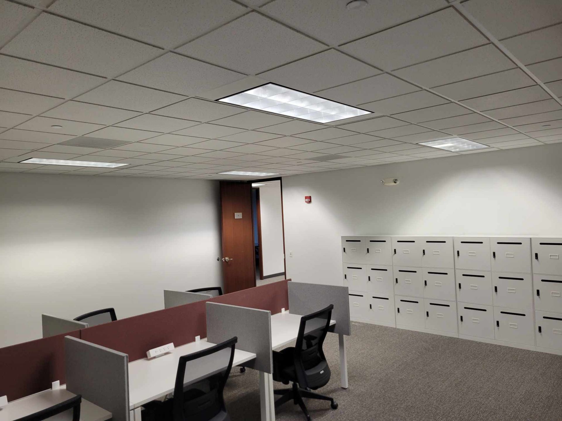 A room with cubicles and lockers in it