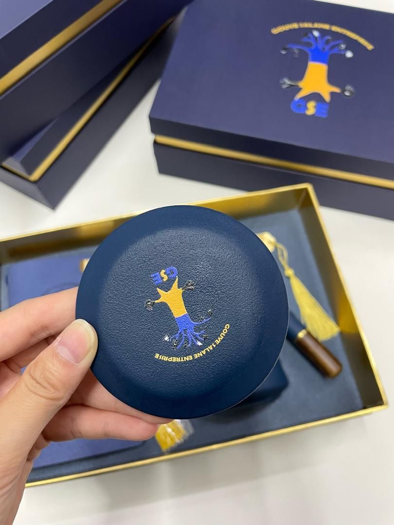 Une personne tient un objet bleu et jaune dans sa main