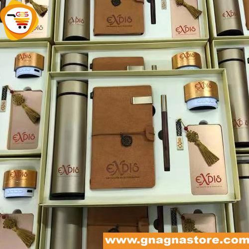 Une pile de boîtes remplies d'une variété de produits exdis