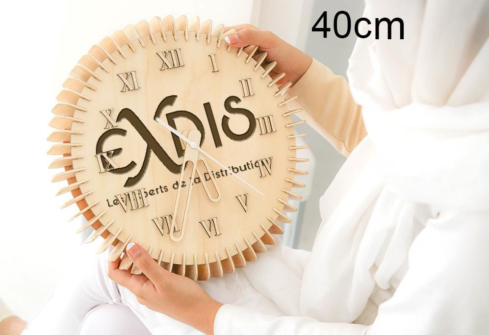 Une femme tient une horloge avec le mot axe dessus