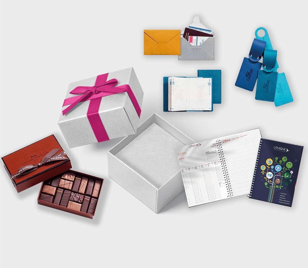 Une boîte blanche avec un nœud rose est entourée d'autres objets