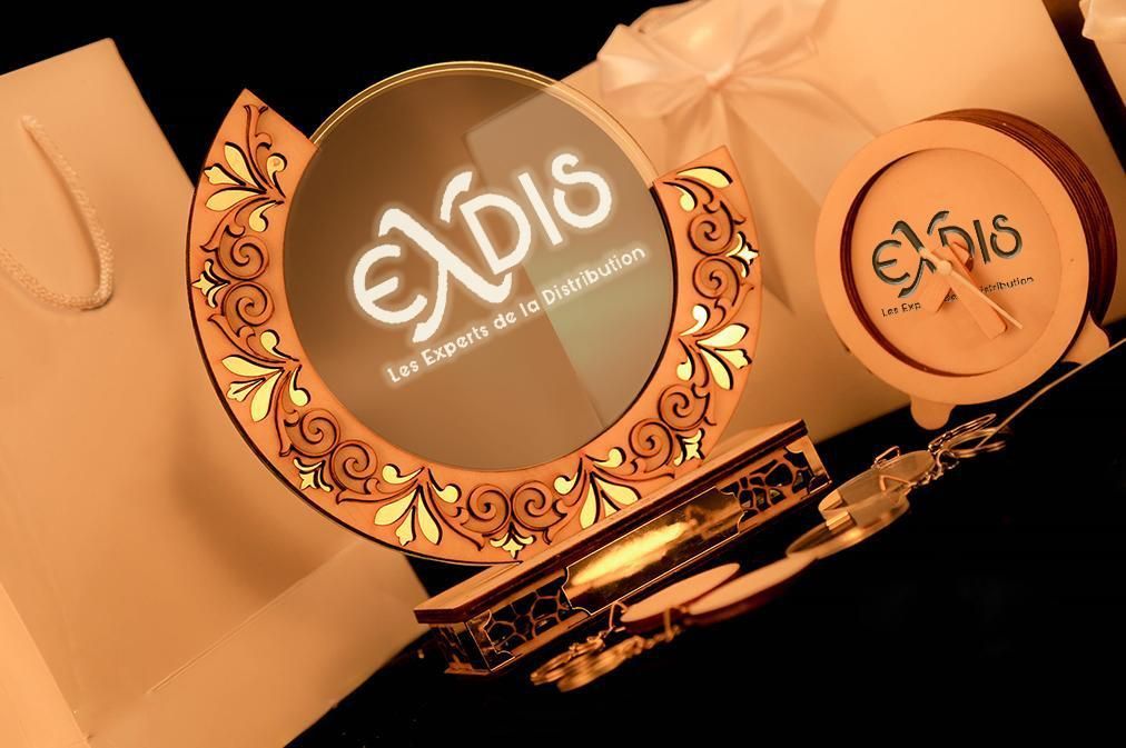 Un miroir avec le mot exdis dessus