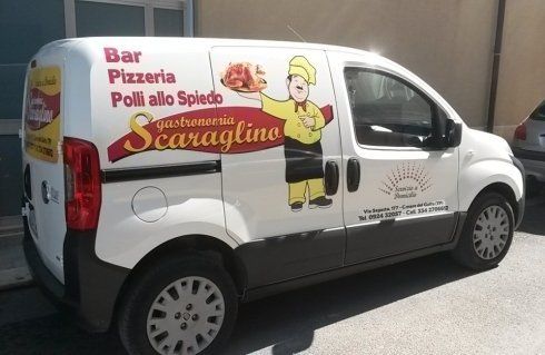 furgone della gastronomia per consegne a domicilio