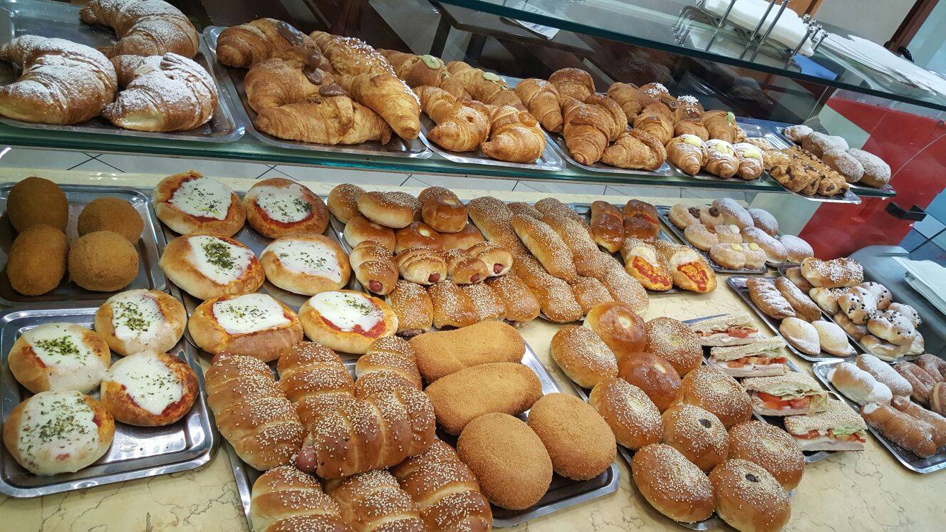 bancone della gastronomia con dolci