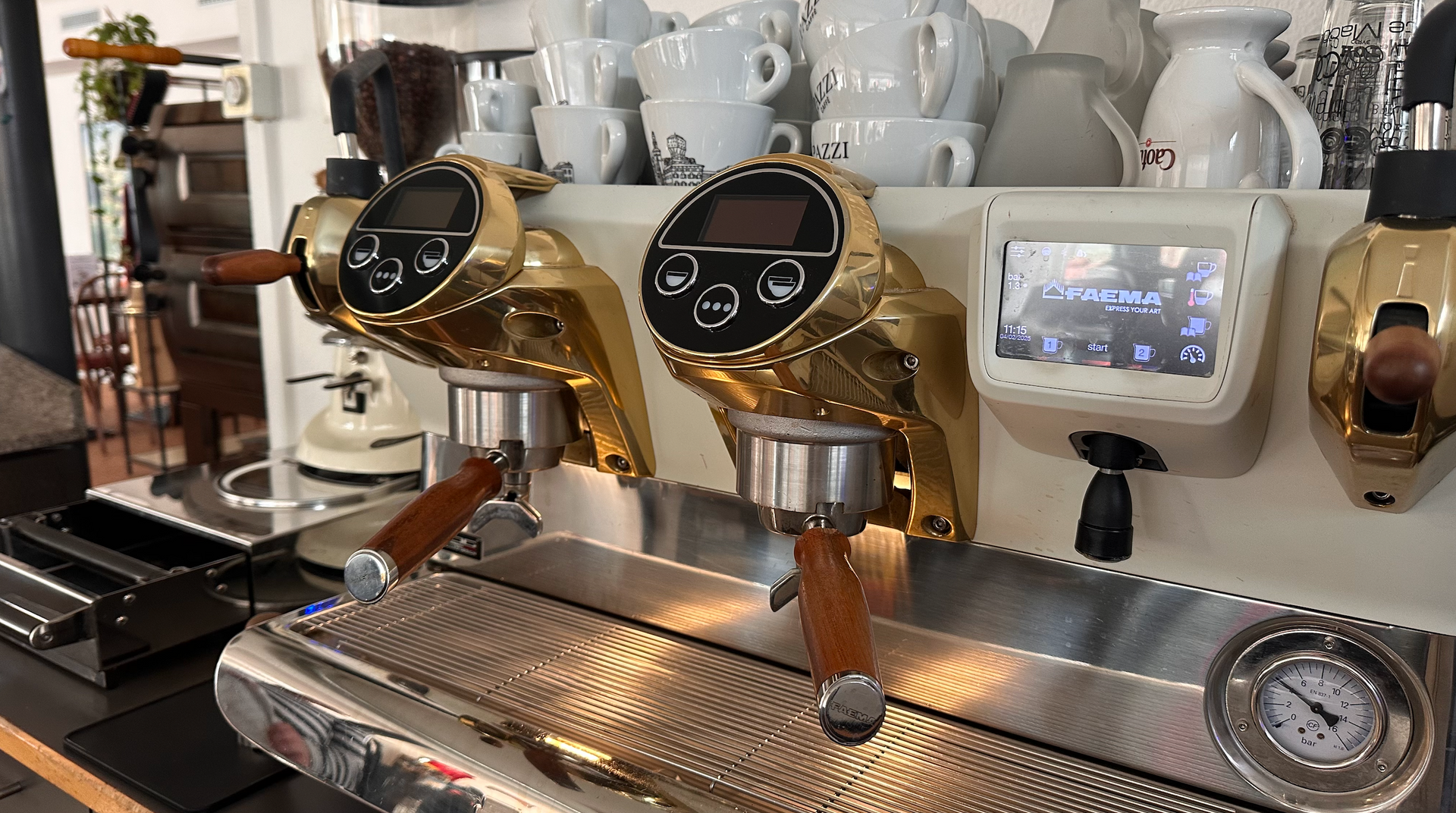 Une machine à café est posée sur un comptoir dans un restaurant.