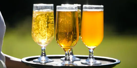 Dienblad vol gevulde bierglazen.