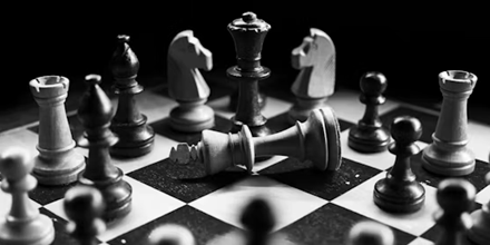 Schaakspel met gevallen koning.