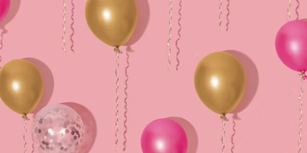 Ballonnen tegen een roze achtergrond.