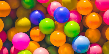 Een bak vol kleurrijke ballen.