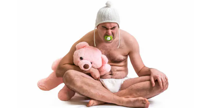 Volwassen man verkleed als baby.