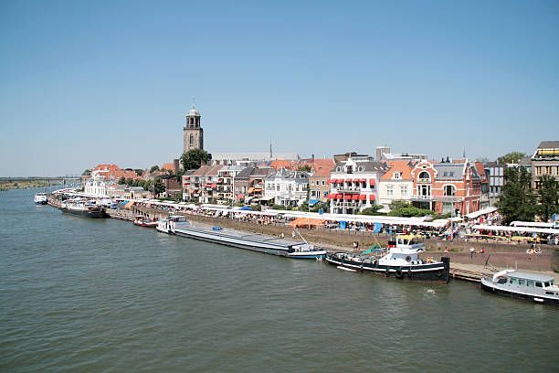 Gezicht op Deventer vanaf de IJssel.