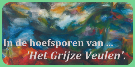 Tekst ‘In de hoefsporen van …’ met op de achtergrond de cover van het boek.