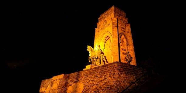 Monument Hohensyburg bij Dortmund verlicht ij nacht.