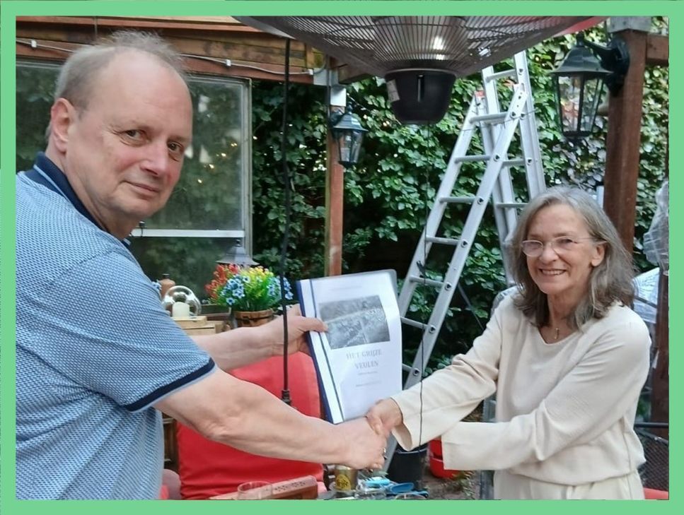 Overdracht manuascript Het Grijze Veulen aan Inanna van de Berg, initiatiefneemster van Ambilicious Uitgever.
