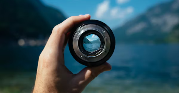 Kijken door een lens naar een mooi landschap.