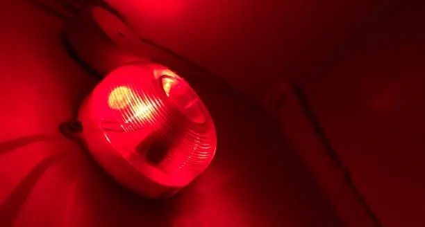 Rood brandalarm aan de muur
