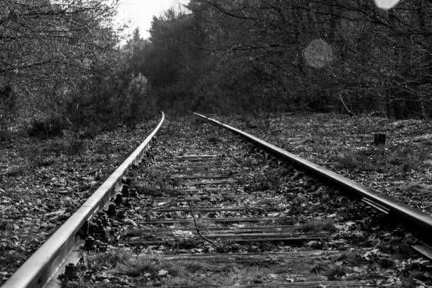 Moutainbikeroute met restanten spoorrails, een Andreaskruis en seinlamp.