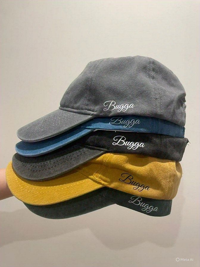 Una persona sostiene una pila de gorras de béisbol en su mano.