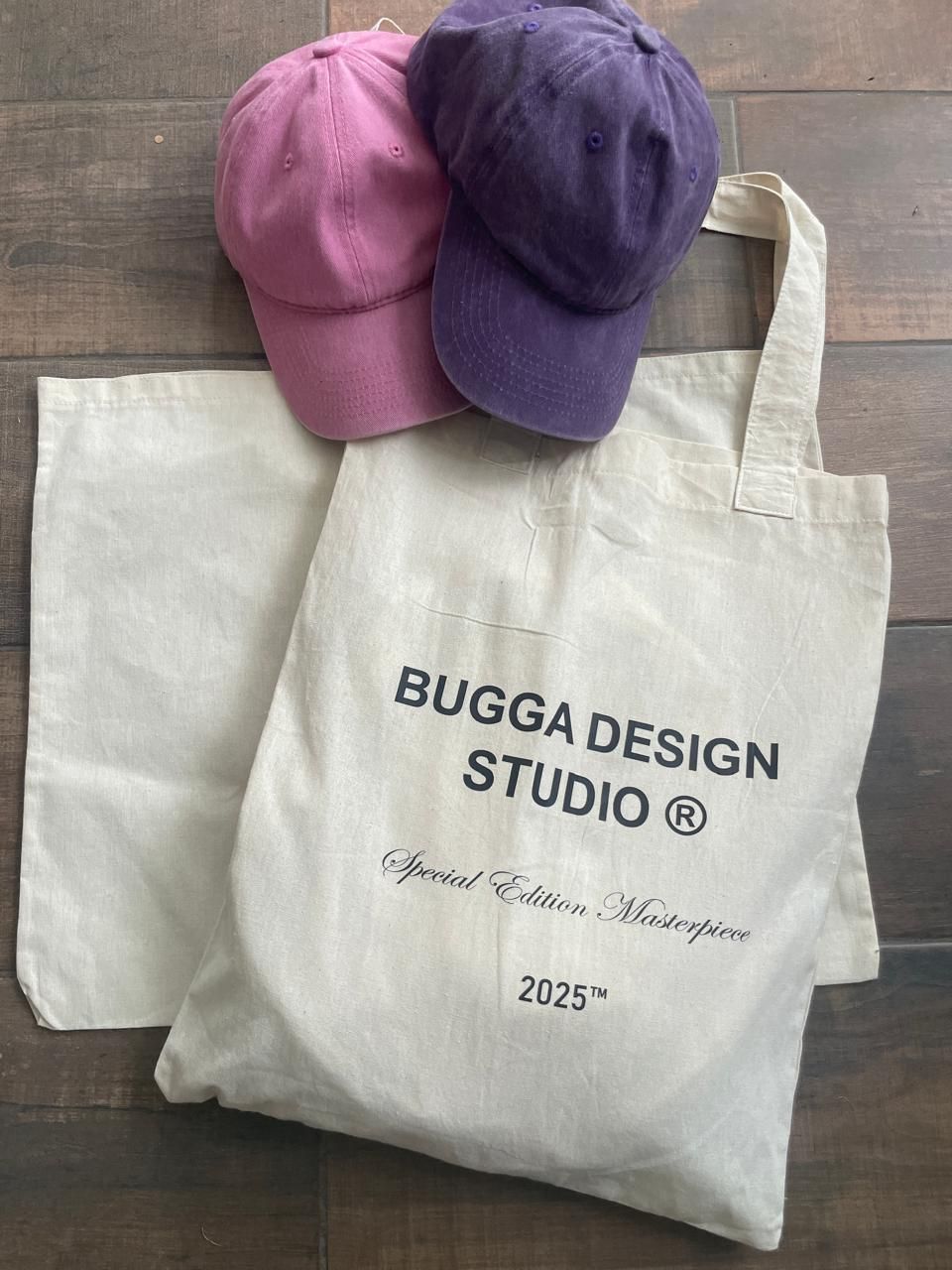 Tres sombreros y un bolso tote de Bugga Design Studio