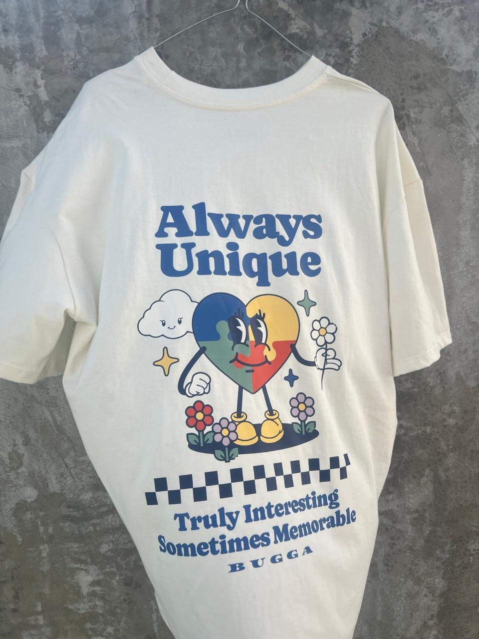 Una camiseta blanca que dice 