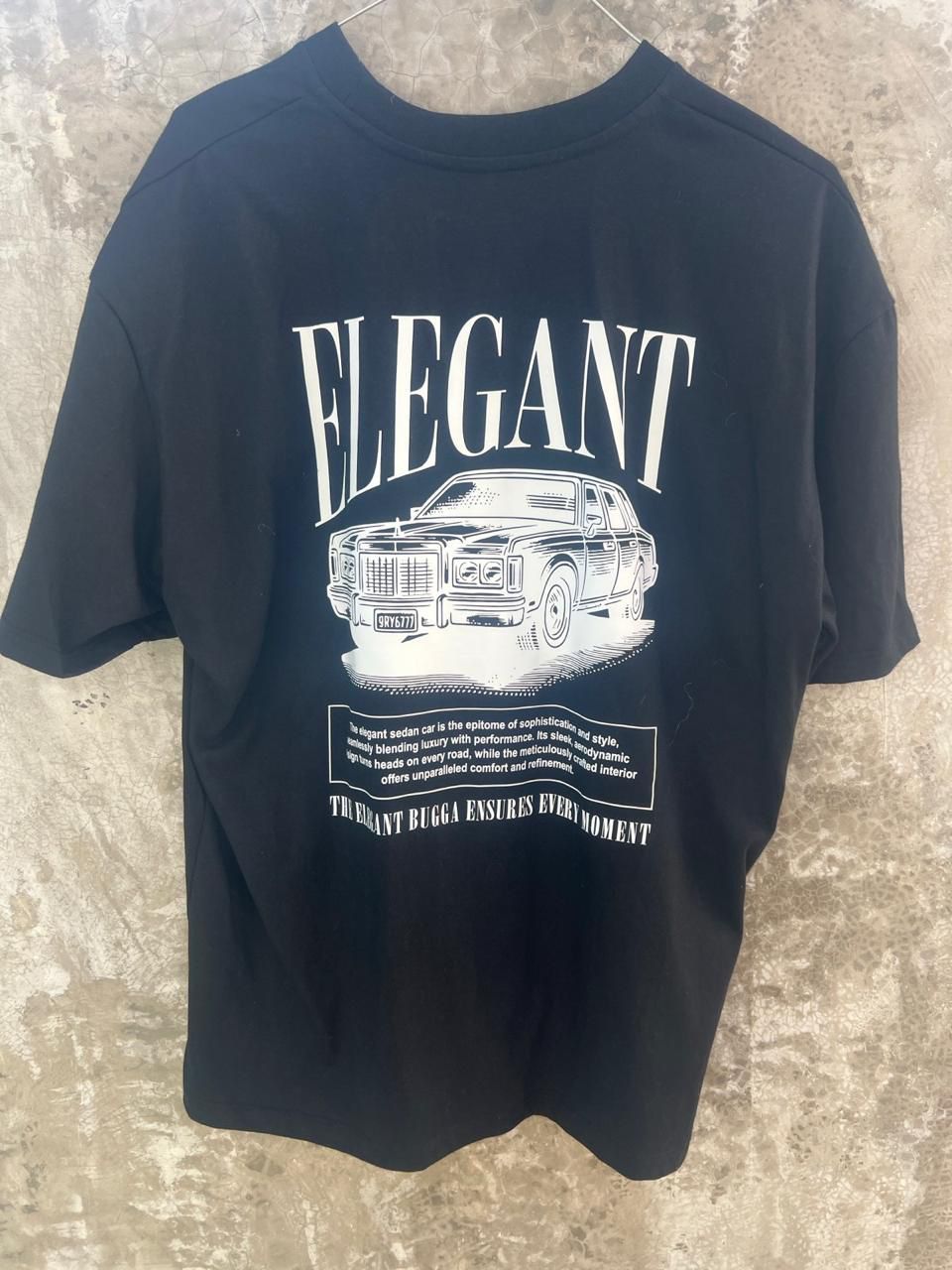 Una camiseta negra con la palabra elegante.