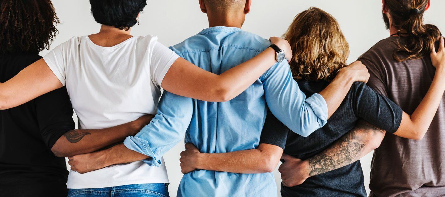 Creamos Talentos personas abrazadas