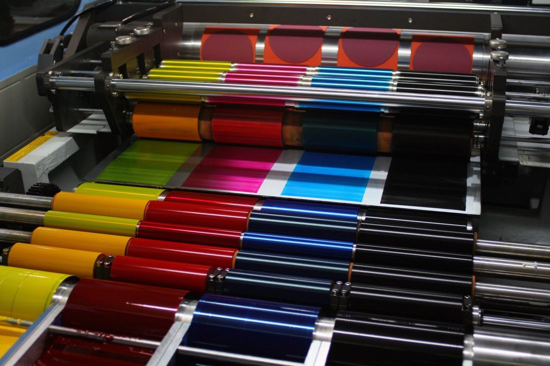 Una macchina che stampa un sacco di colori diversi