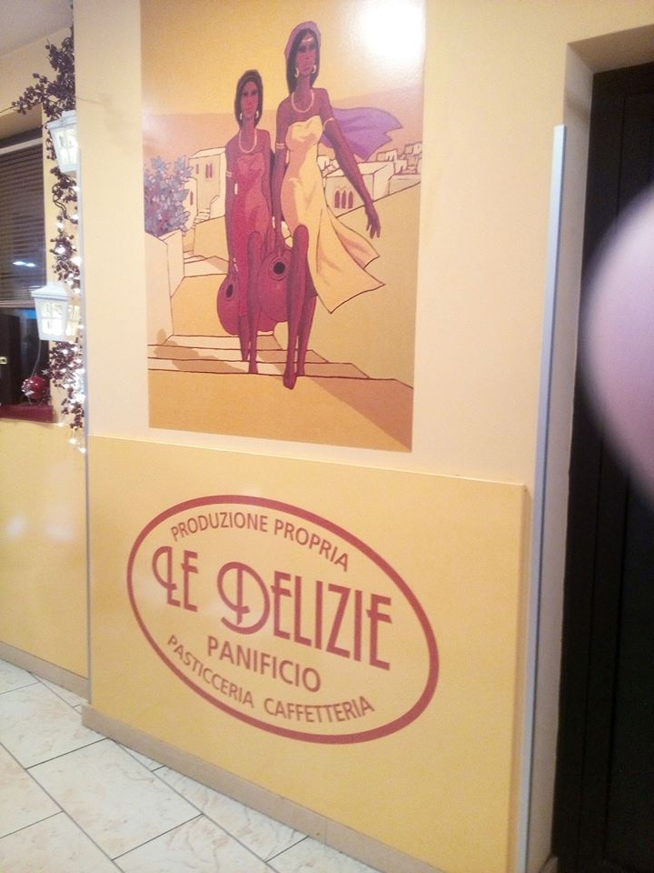 Un cartello su un muro che dice le delizie