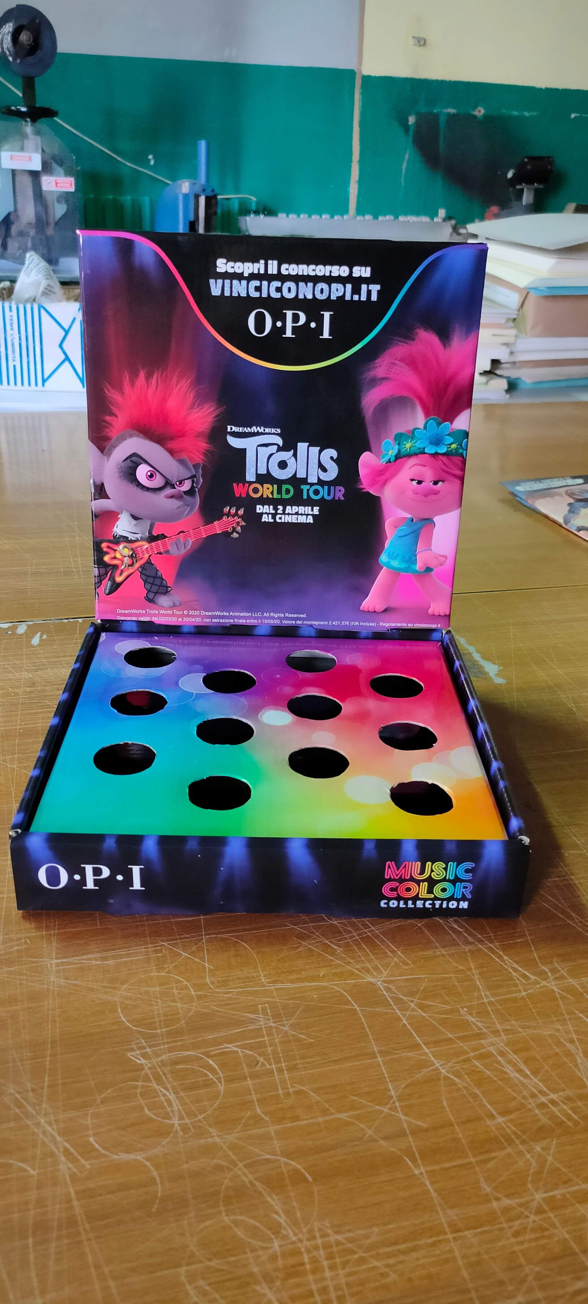 Una teca raffigurante dei troll è appoggiata su un tavolo di legno.