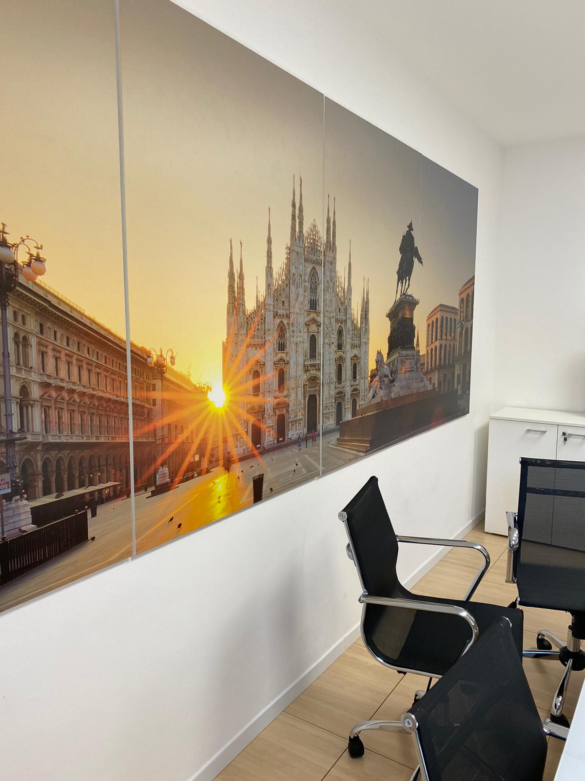 Un ufficio con una grande immagine di una città sul muro