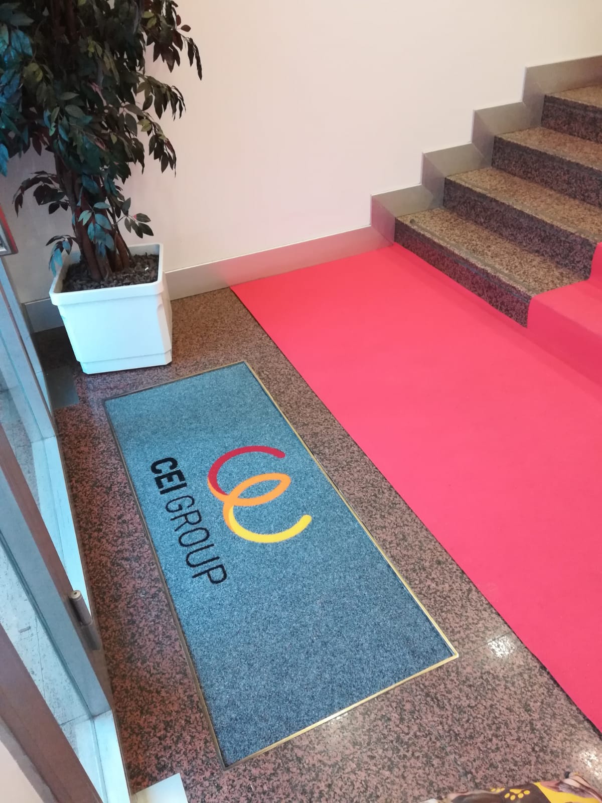 Un tappetino blu con la scritta ceo group sopra