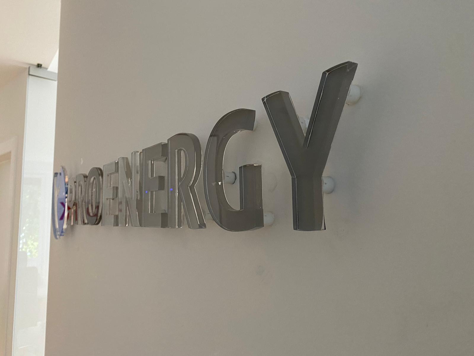 Un cartello su un muro che dice groenergy