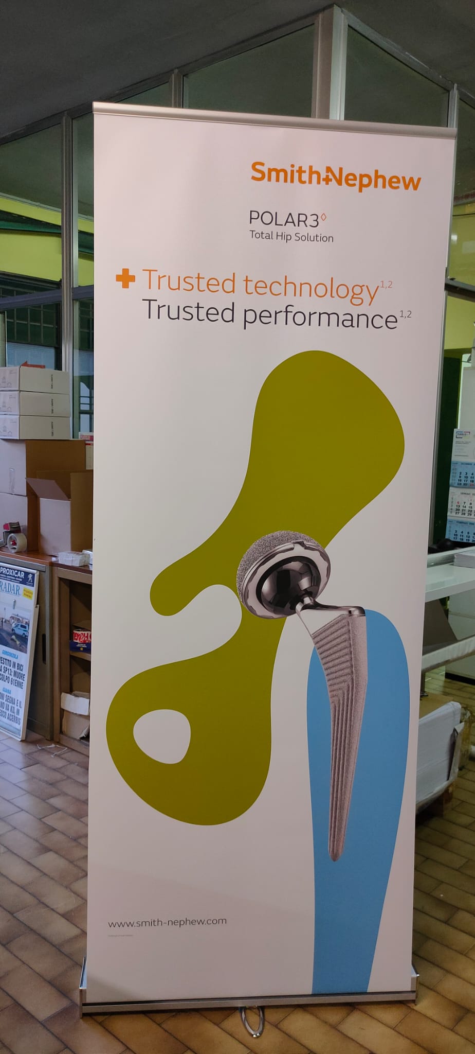 Uno striscione con l'immagine di uno scheletro