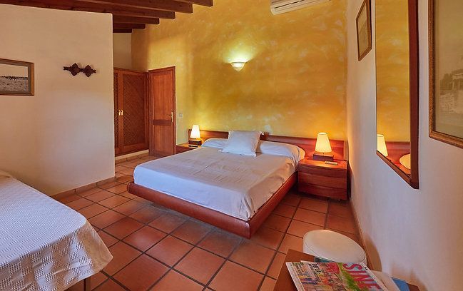 Un dormitorio con una cama tamaño king y dos camas individuales.