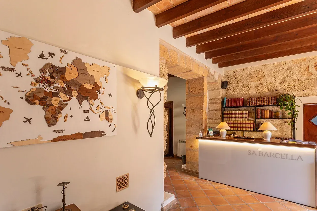 Hay un mapa del mundo en la pared encima del mostrador.