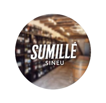 Una imagen borrosa de una tienda con la palabra sumille en ella.