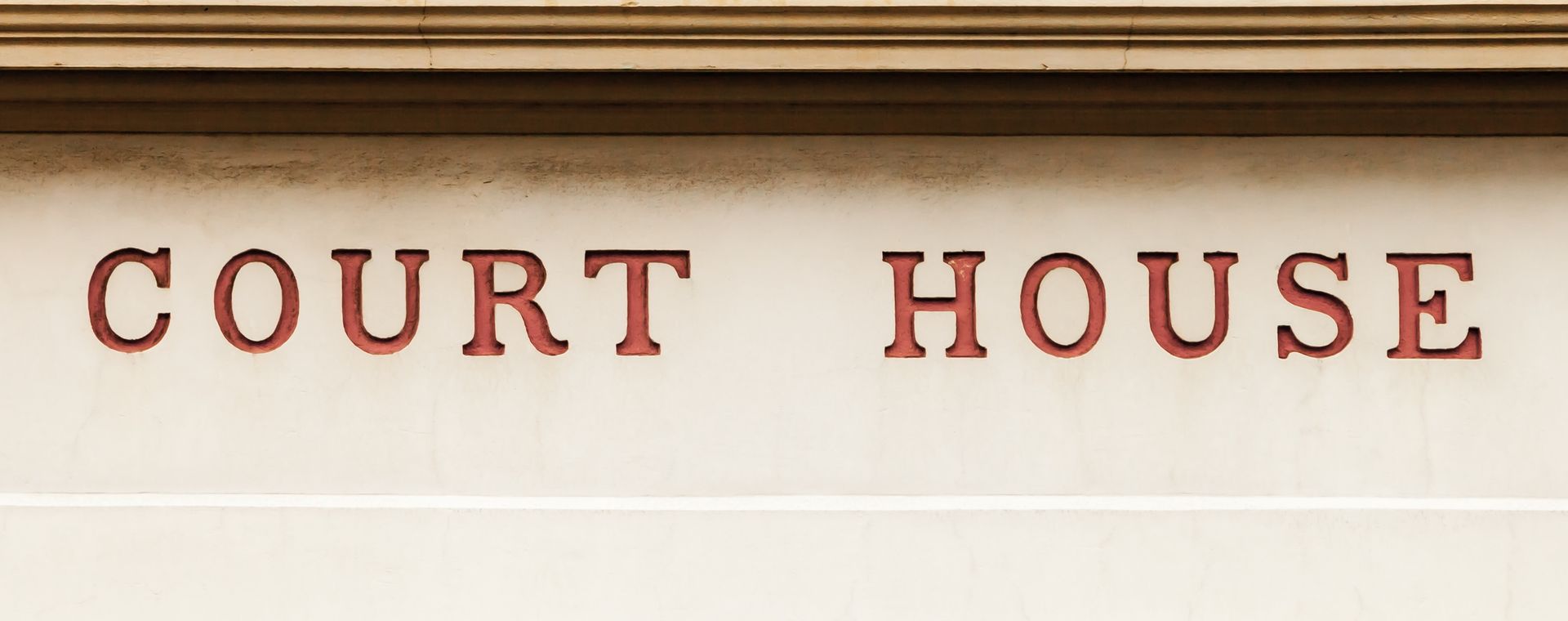 A sign on the side of a building that says court house