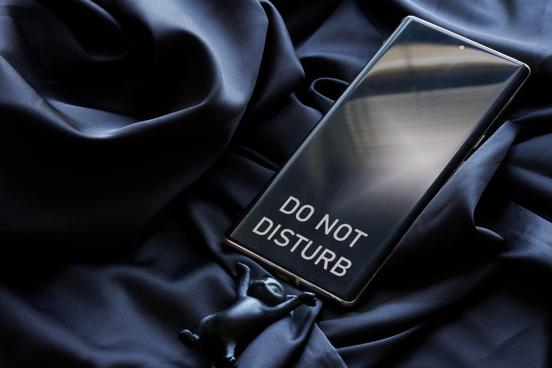 A cell phone that says do not disturb on it