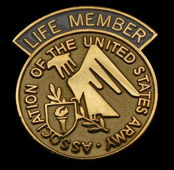 A gold coin that says life member of the united states army