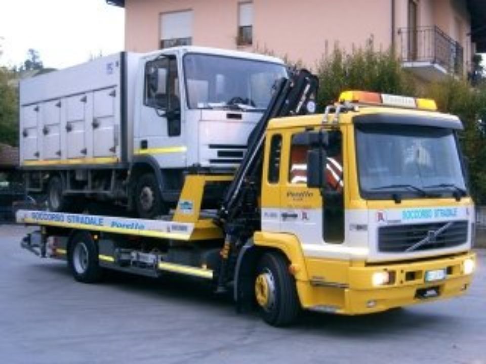 carroattrezzi aziendali mentre preleva mezzoi