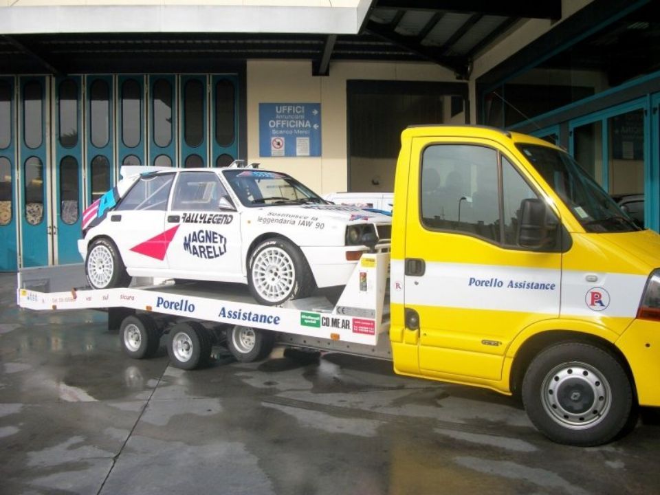 carroattrezzi dopo aver recuperato auto