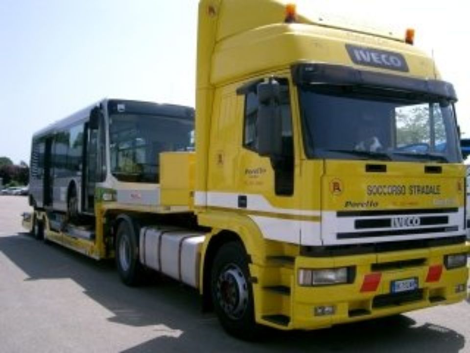 carroattrezzi mentre preleva mezzoi